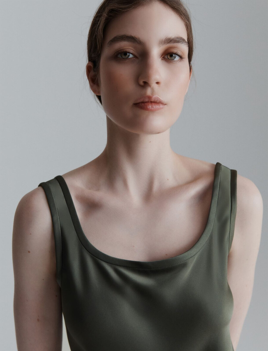 satenasta obleka brez rokavov - olivna