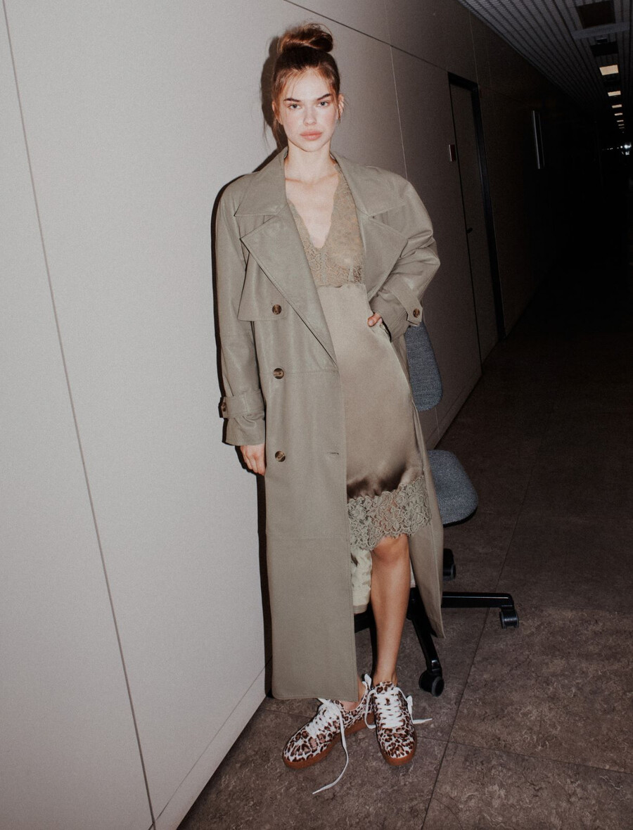 obleka s čipkastimi vstavki - svetlo siva