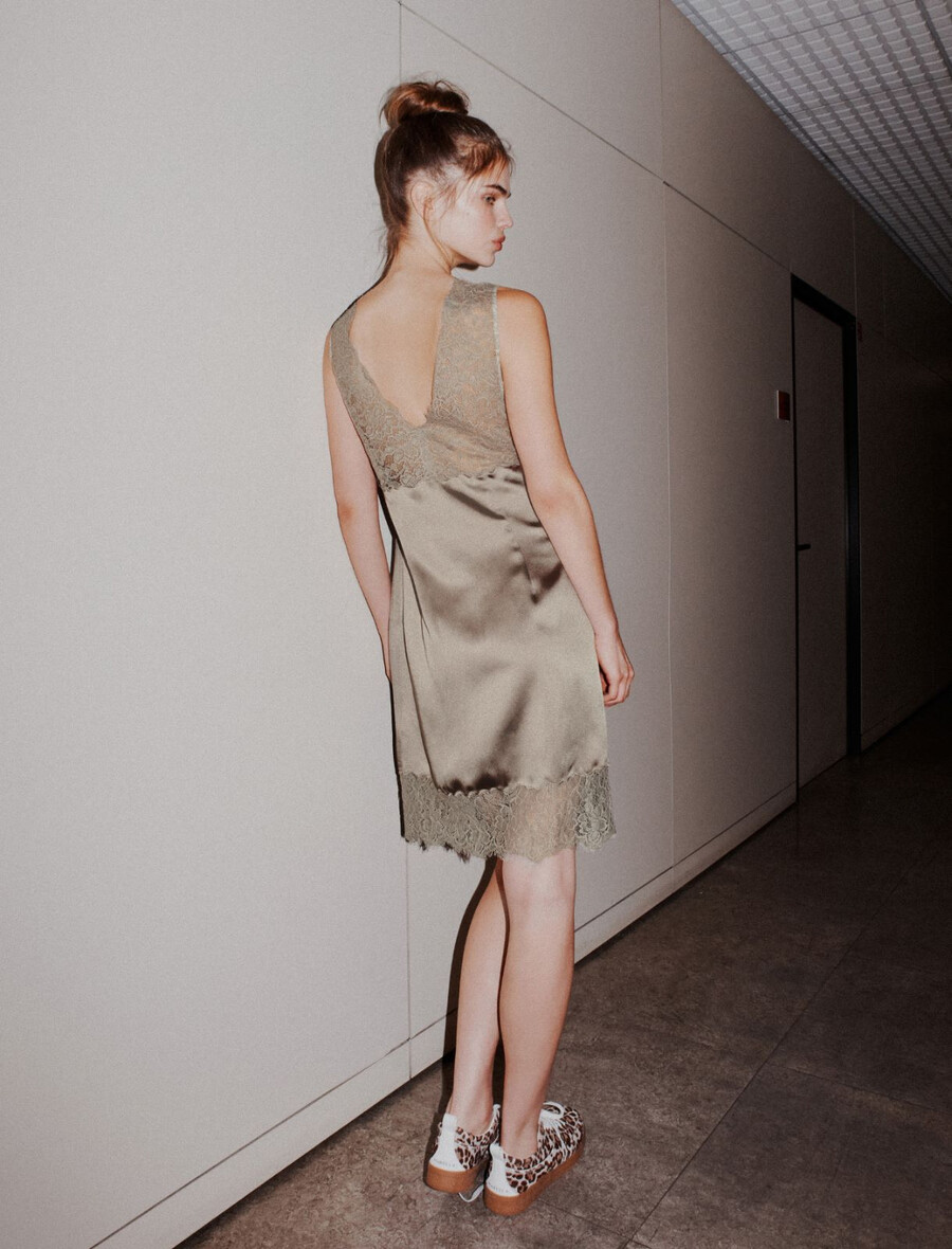 obleka s čipkastimi vstavki - svetlo siva