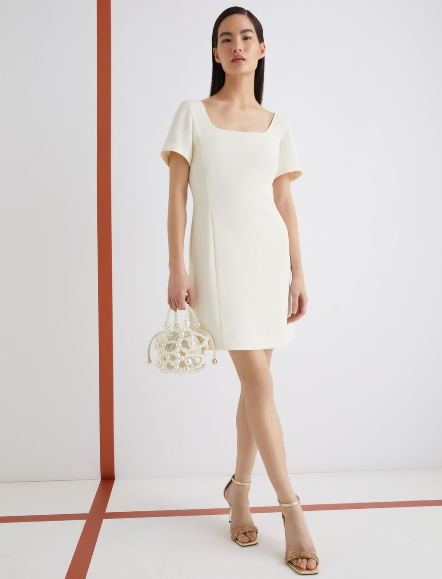 obleka z oprijetim krojem - bela volna