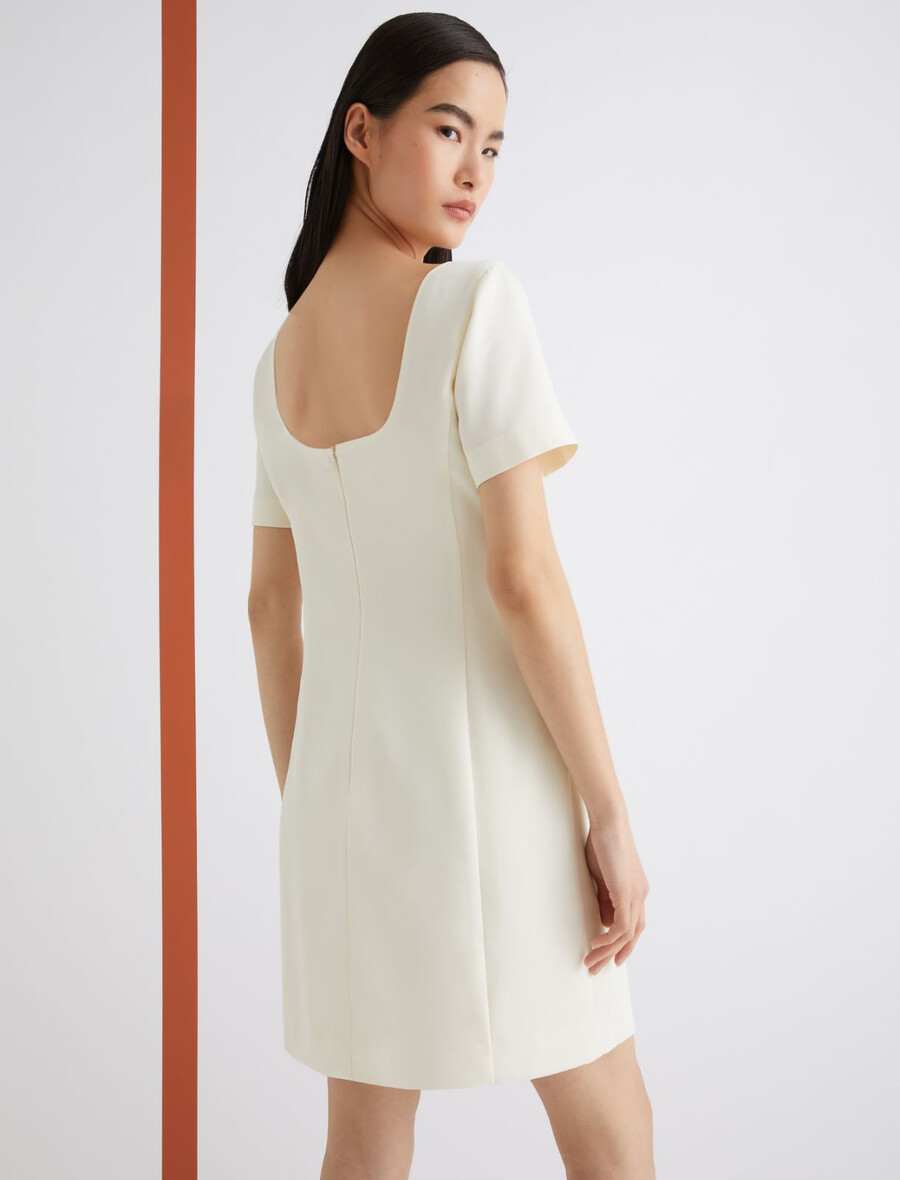 obleka z oprijetim krojem - bela volna