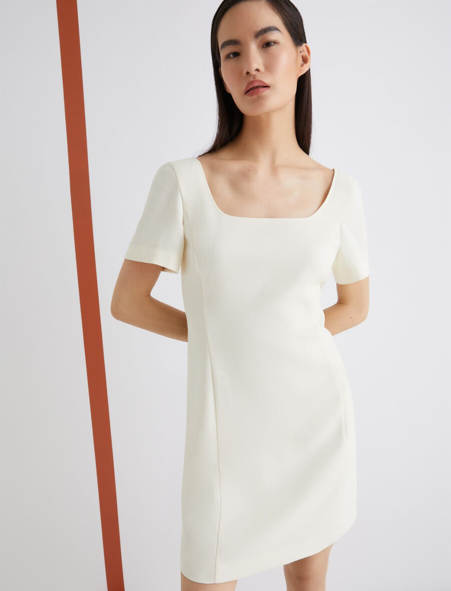 obleka z oprijetim krojem - bela volna