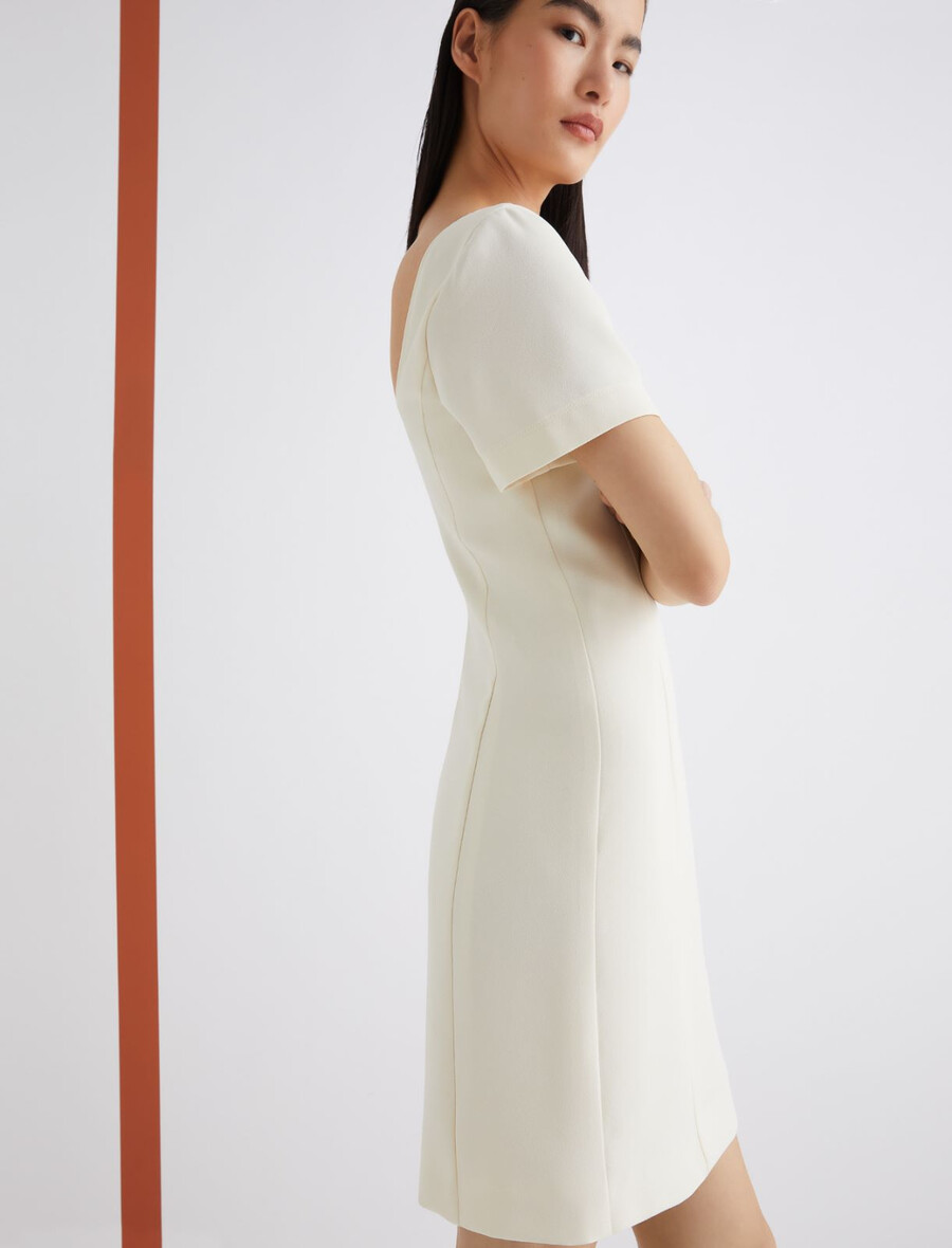 obleka z oprijetim krojem - bela volna