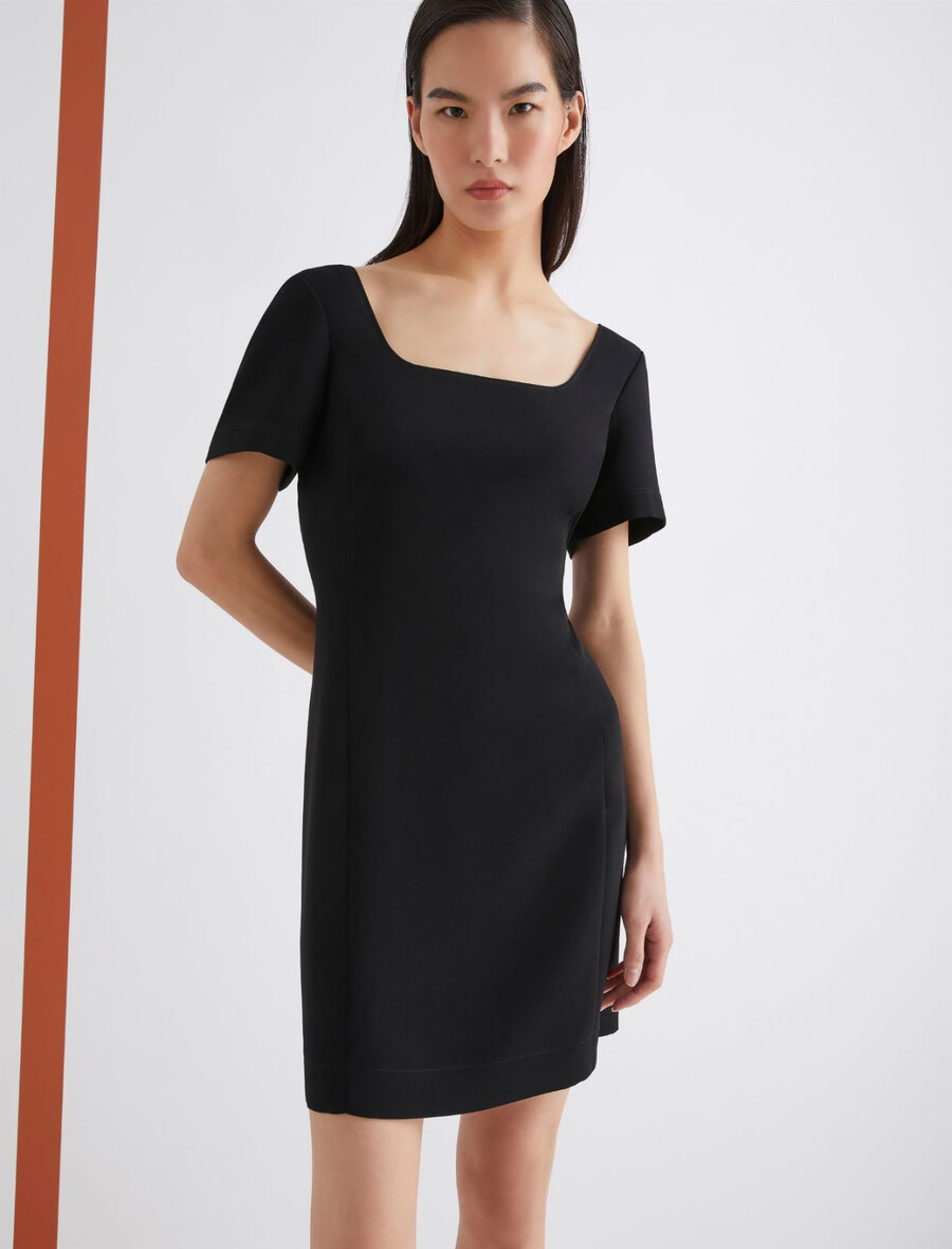 obleka z oprijetim krojem - Črna