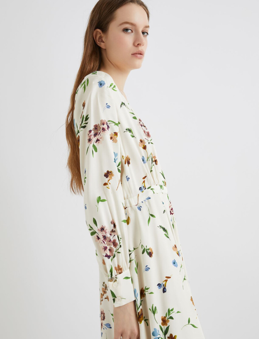 satenasta obleka s križnim vzorcem - kremna