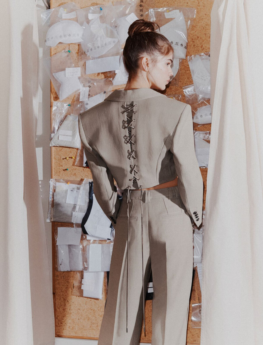 kratek blazer z vezalkami - svetlo siva