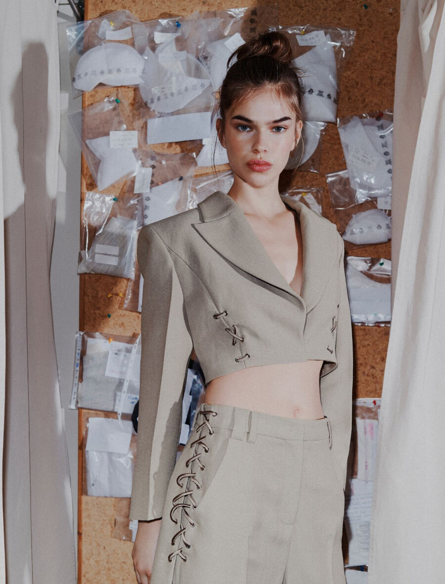 kratek blazer z vezalkami - svetlo siva