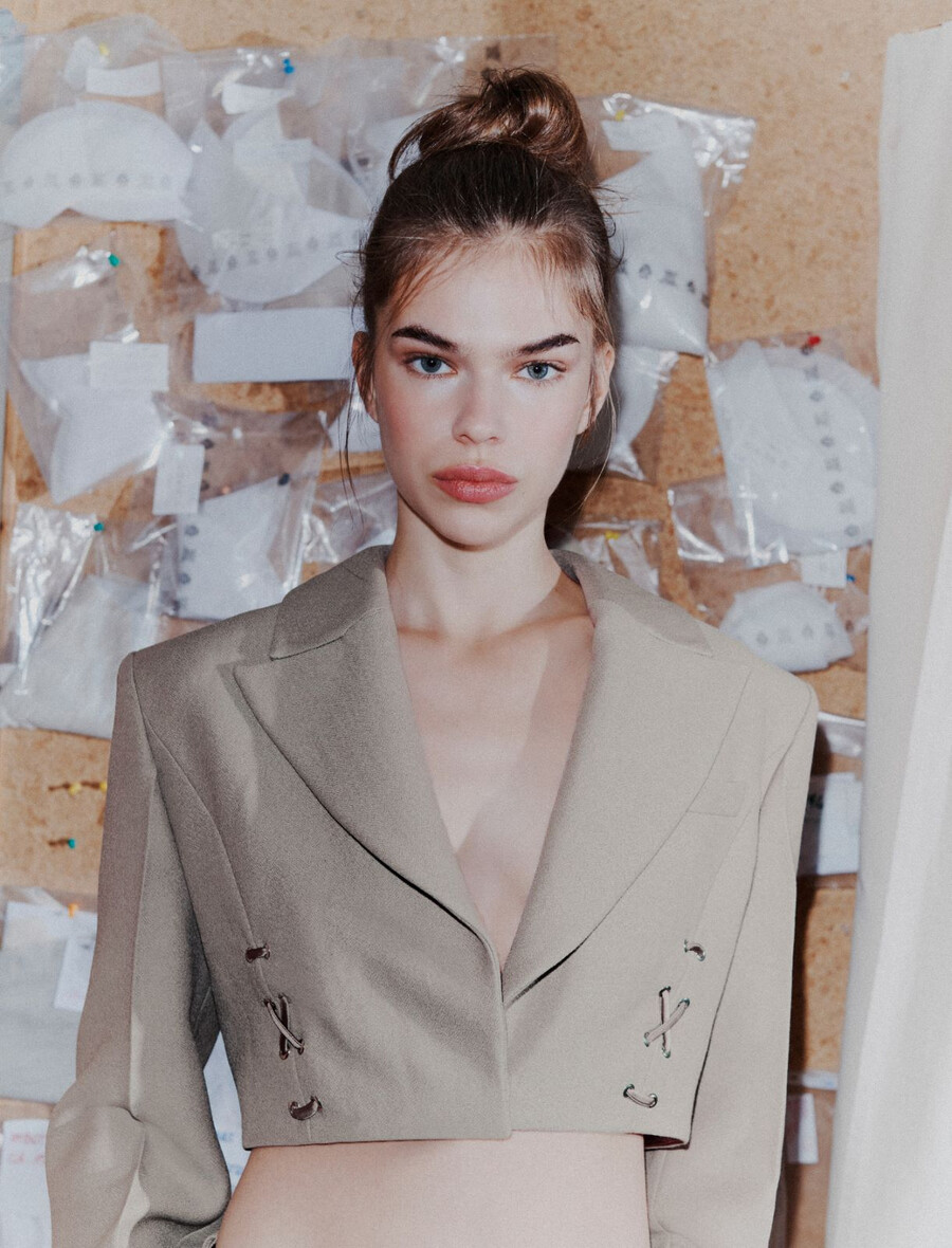 kratek blazer z vezalkami - svetlo siva