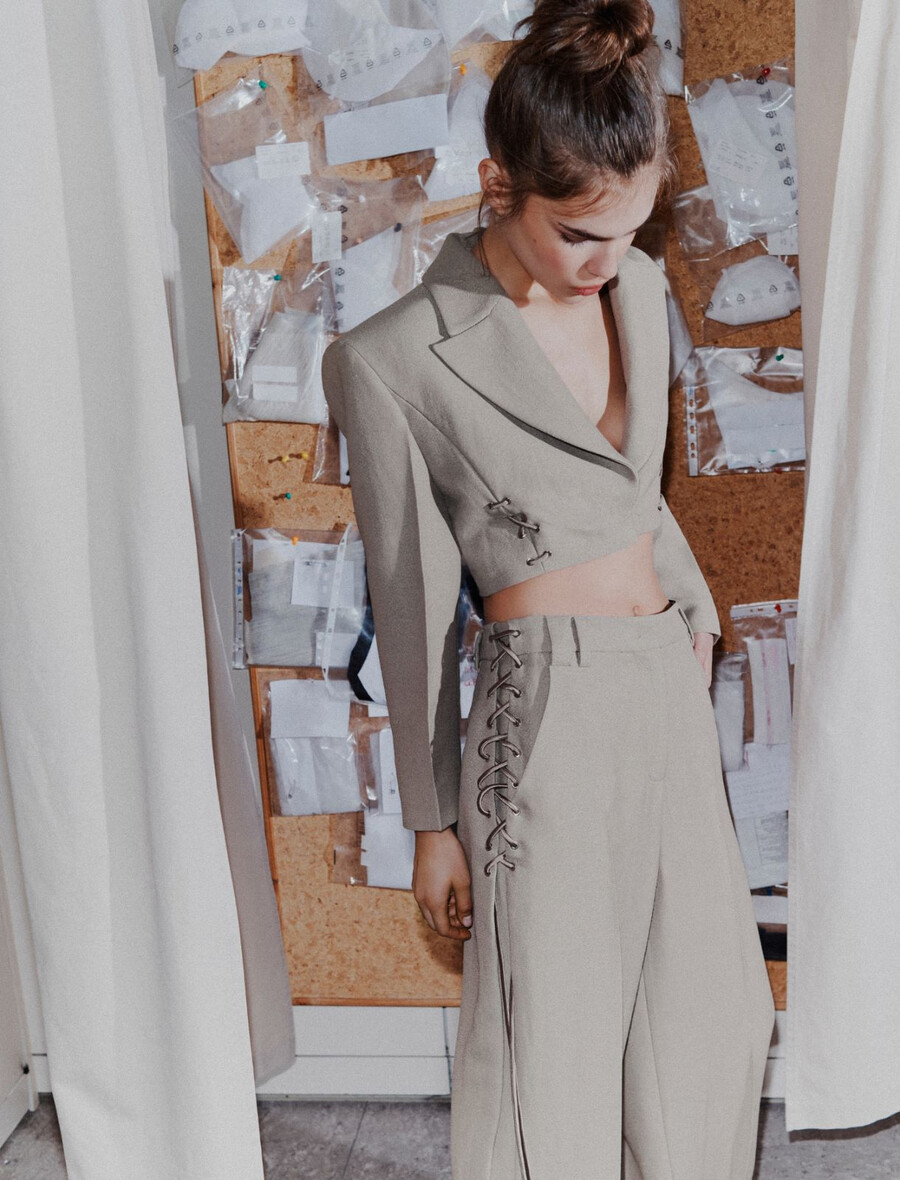 kratek blazer z vezalkami - svetlo siva