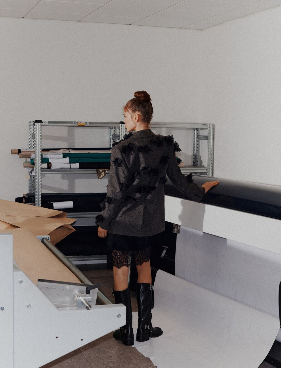 blazer s cvetličnimi in vezenimi detajli - temno rjava