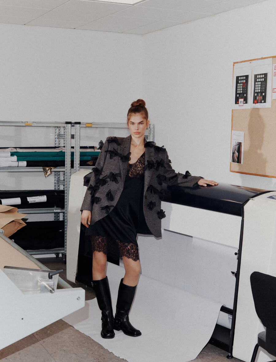 blazer s cvetličnimi in vezenimi detajli - temno rjava