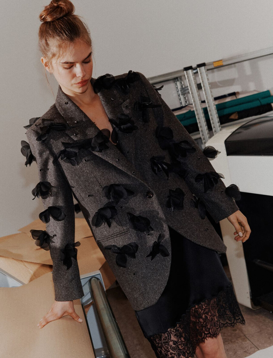 blazer s cvetličnimi in vezenimi detajli - temno rjava