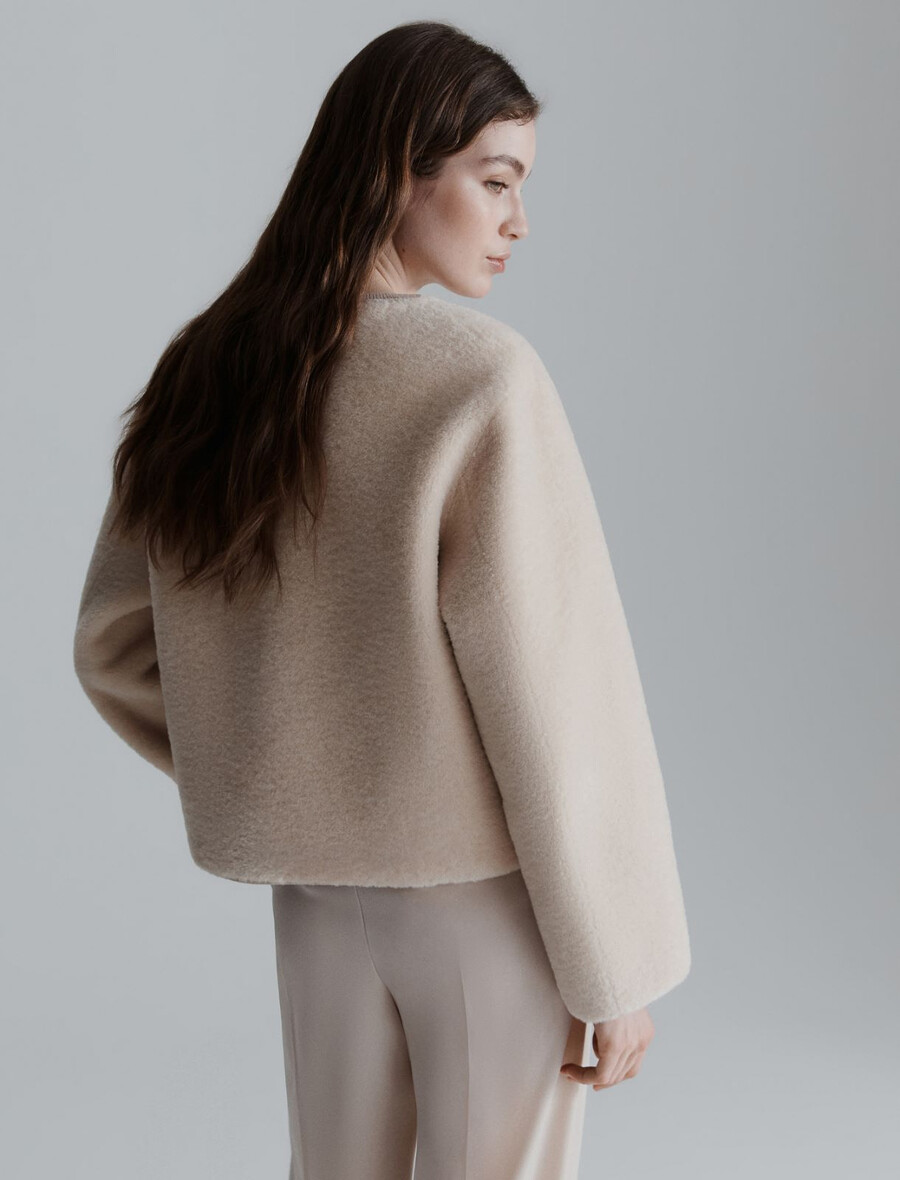 kratka jakna z detajlom šala - krem