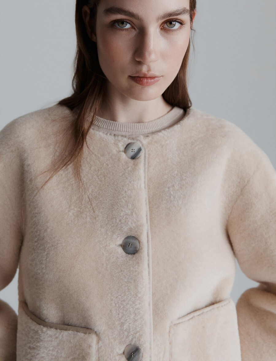 kratka jakna z detajlom šala - krem