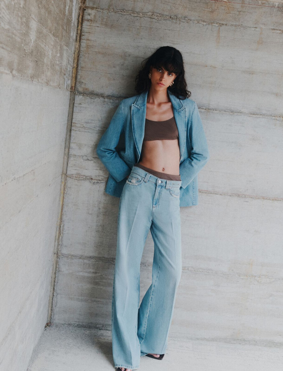 kavbojke z visokim pasom in širokimi hlačnicami - praŠno modre