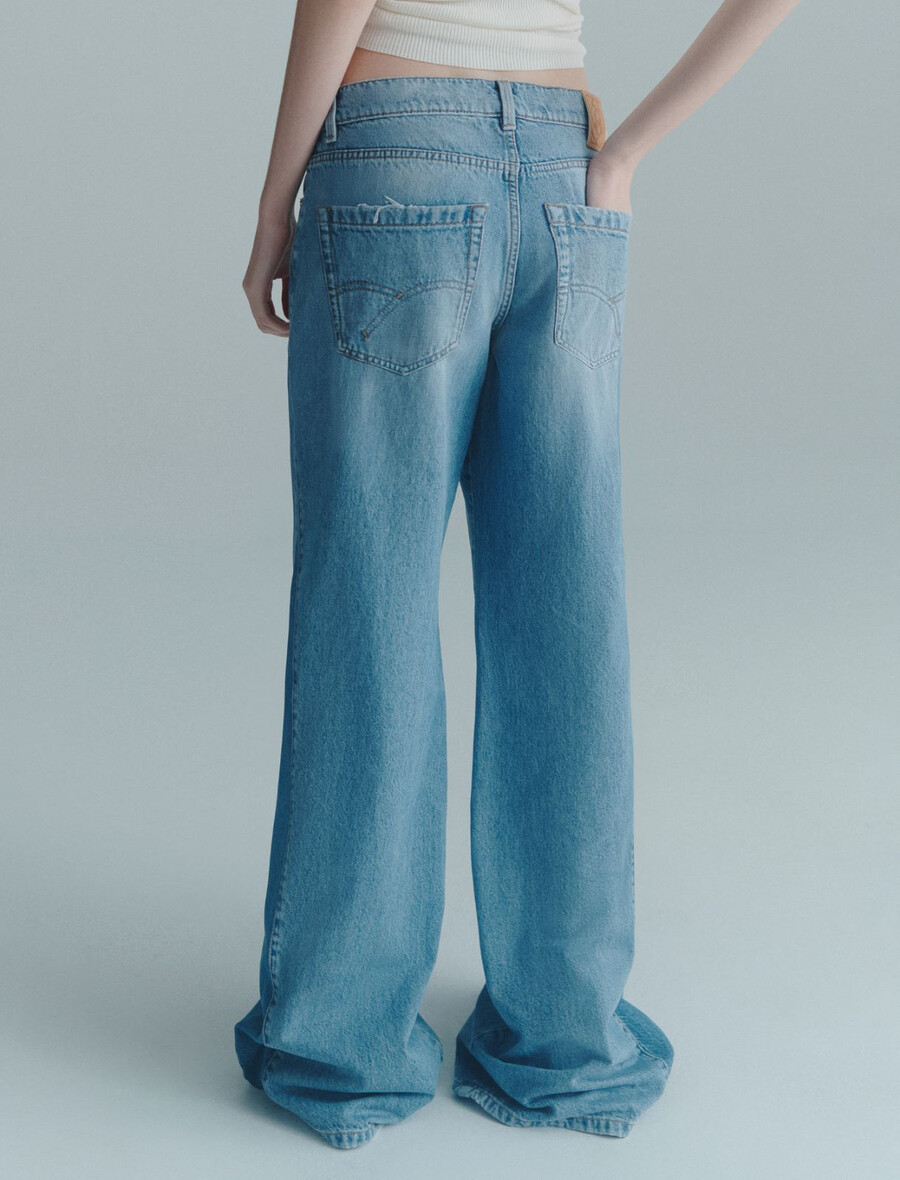 kavbojke z nizkim pasom in širokimi hlačnicami - svetlo modra