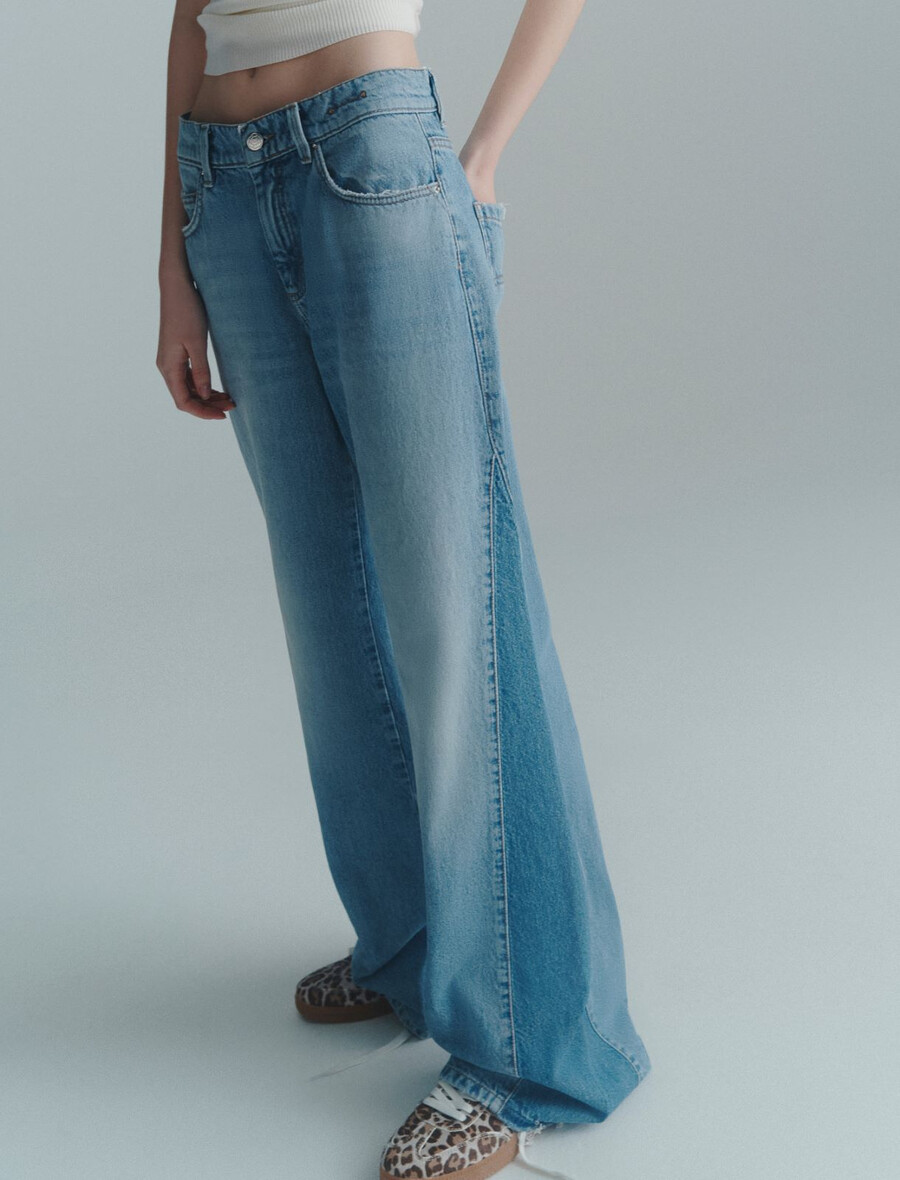 kavbojke z nizkim pasom in širokimi hlačnicami - svetlo modra