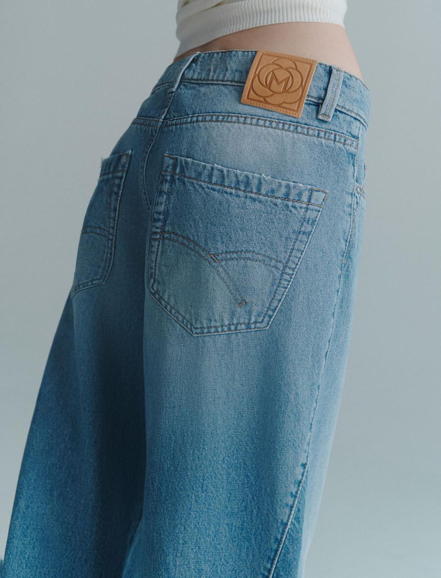 kavbojke z nizkim pasom in širokimi hlačnicami - svetlo modra