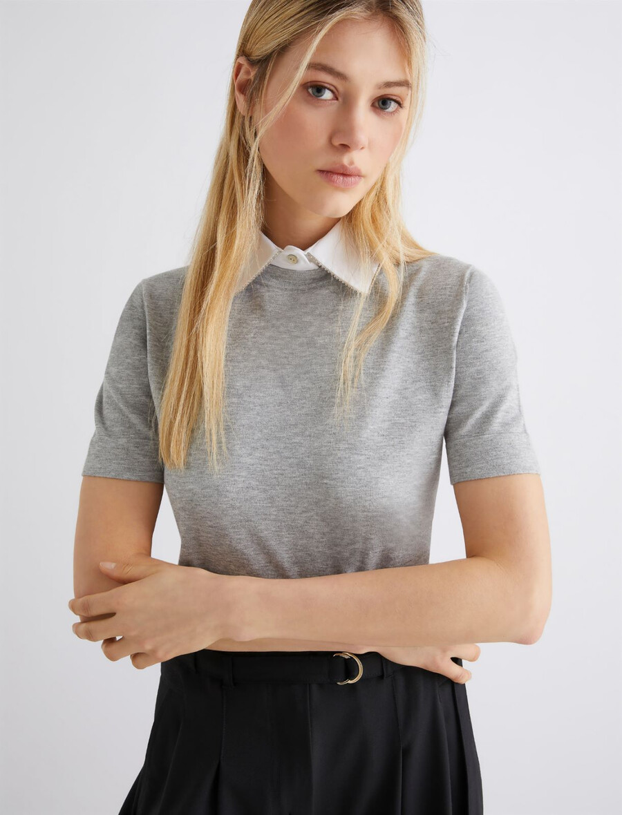 majica s snemljivim ovratnikom in kristalnim detajlom - siva