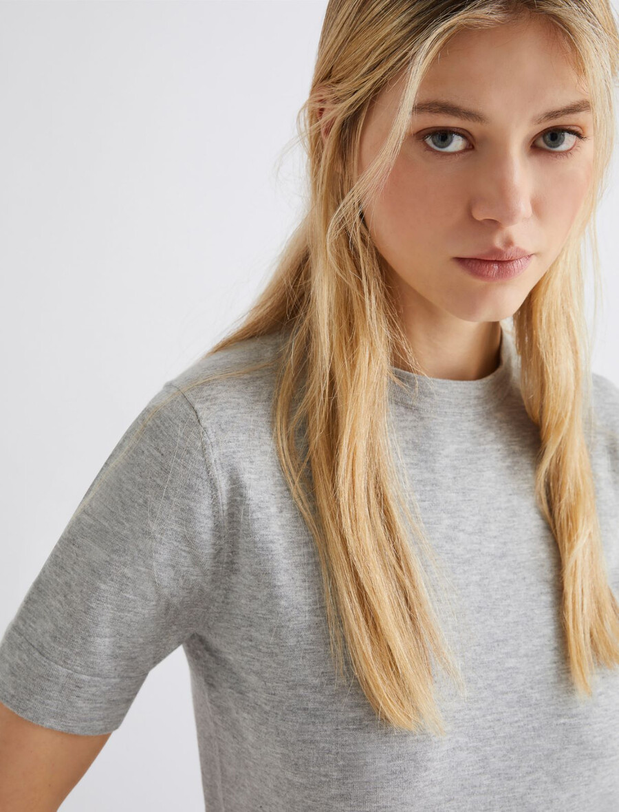 majica s snemljivim ovratnikom in kristalnim detajlom - siva