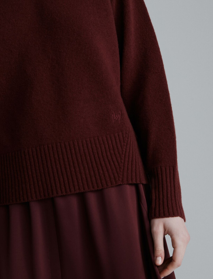 pulover iz čiste volne oprijetega kroja - bordo