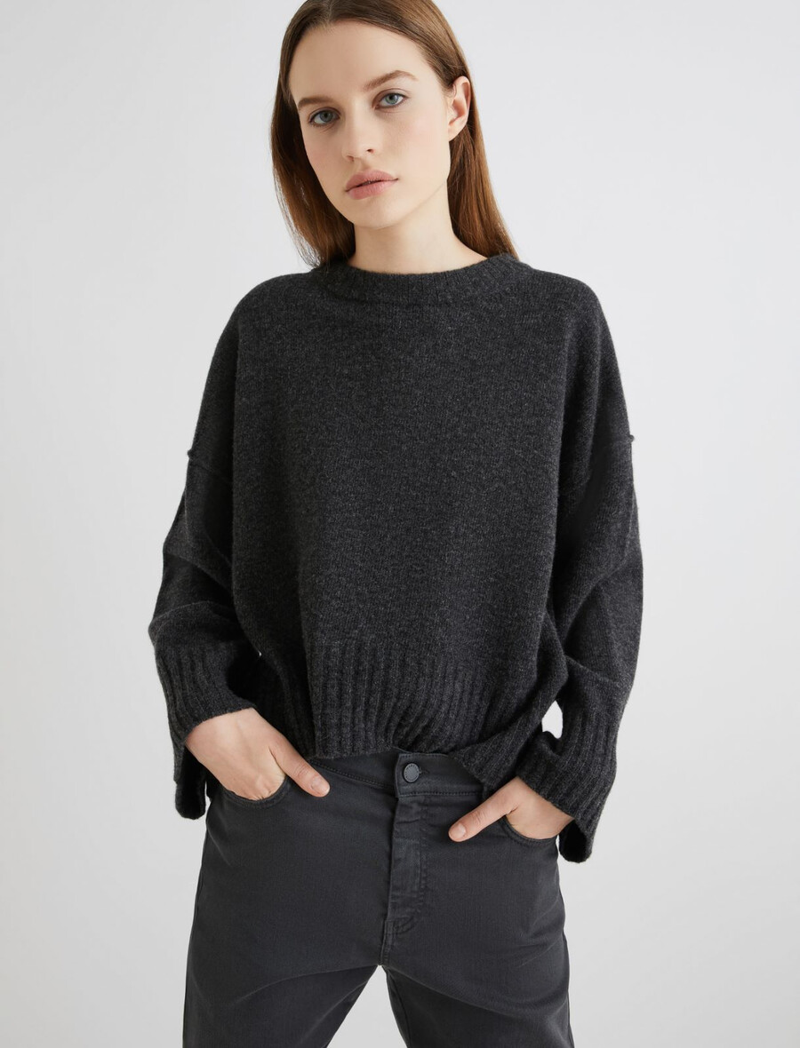 pulover z okroglim izrezom iz čiste volne - temno siva