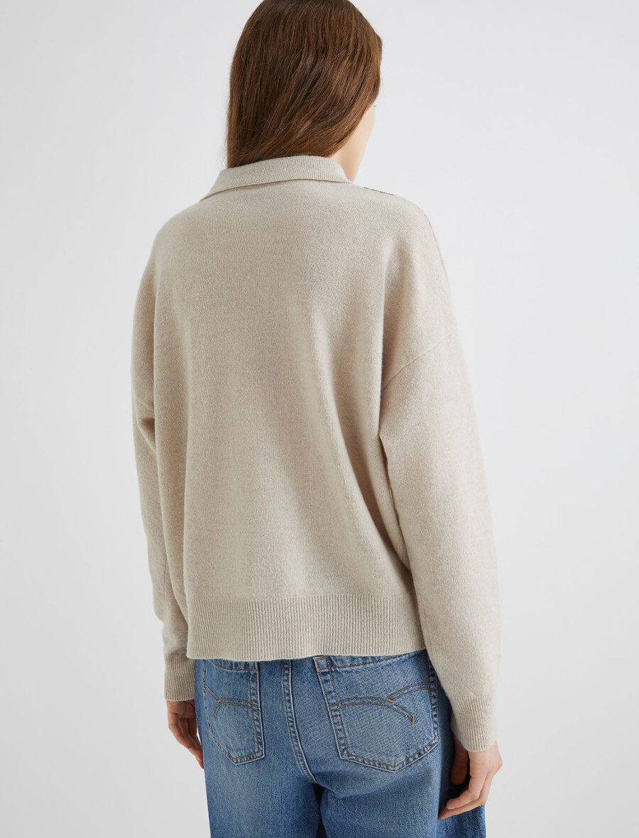 pulover z všitim detajlom in polo ovratnikom - naraven