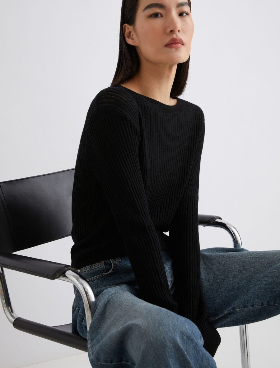 ultralahek pulover z rebrasto pletenino - Črn
