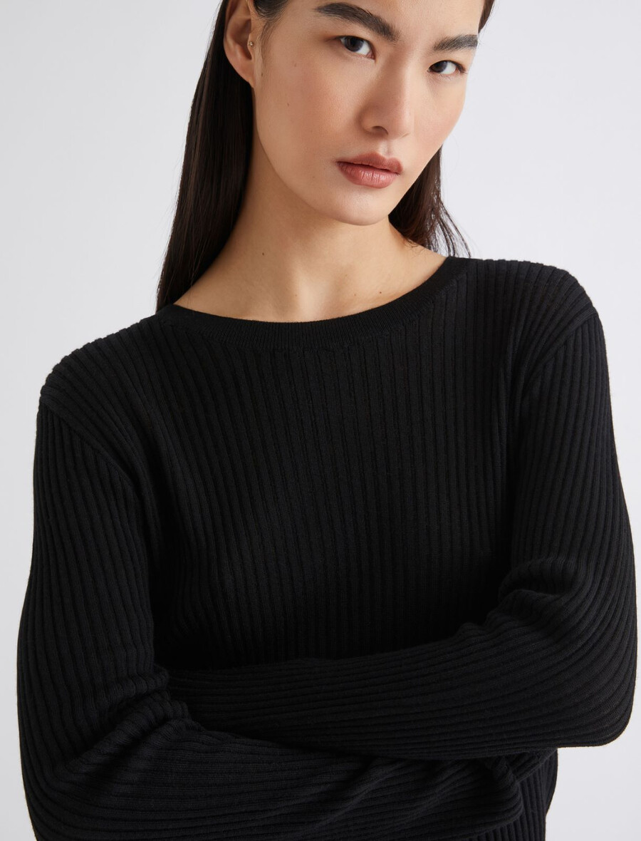 ultralahek pulover z rebrasto pletenino - Črn