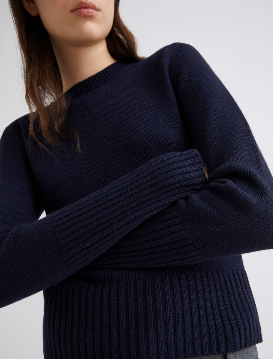 pulover iz mešanice kašmirja in viskoze - temno moder