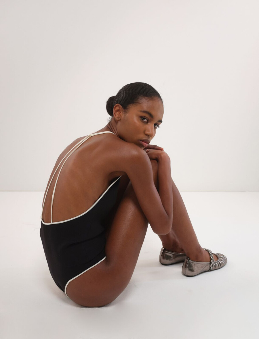 bodi z v-izrezom - Črna