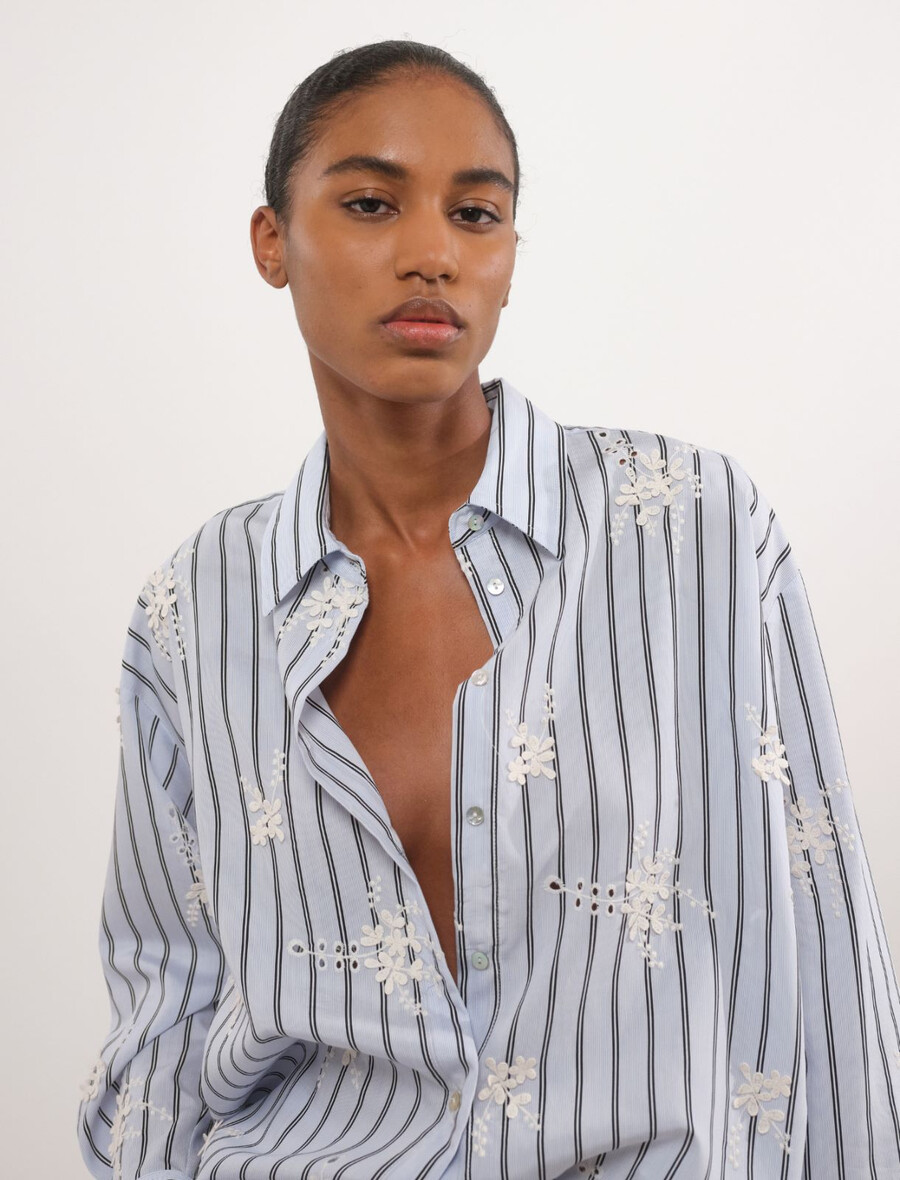 prevelika poplinska srajca - svetlo modra