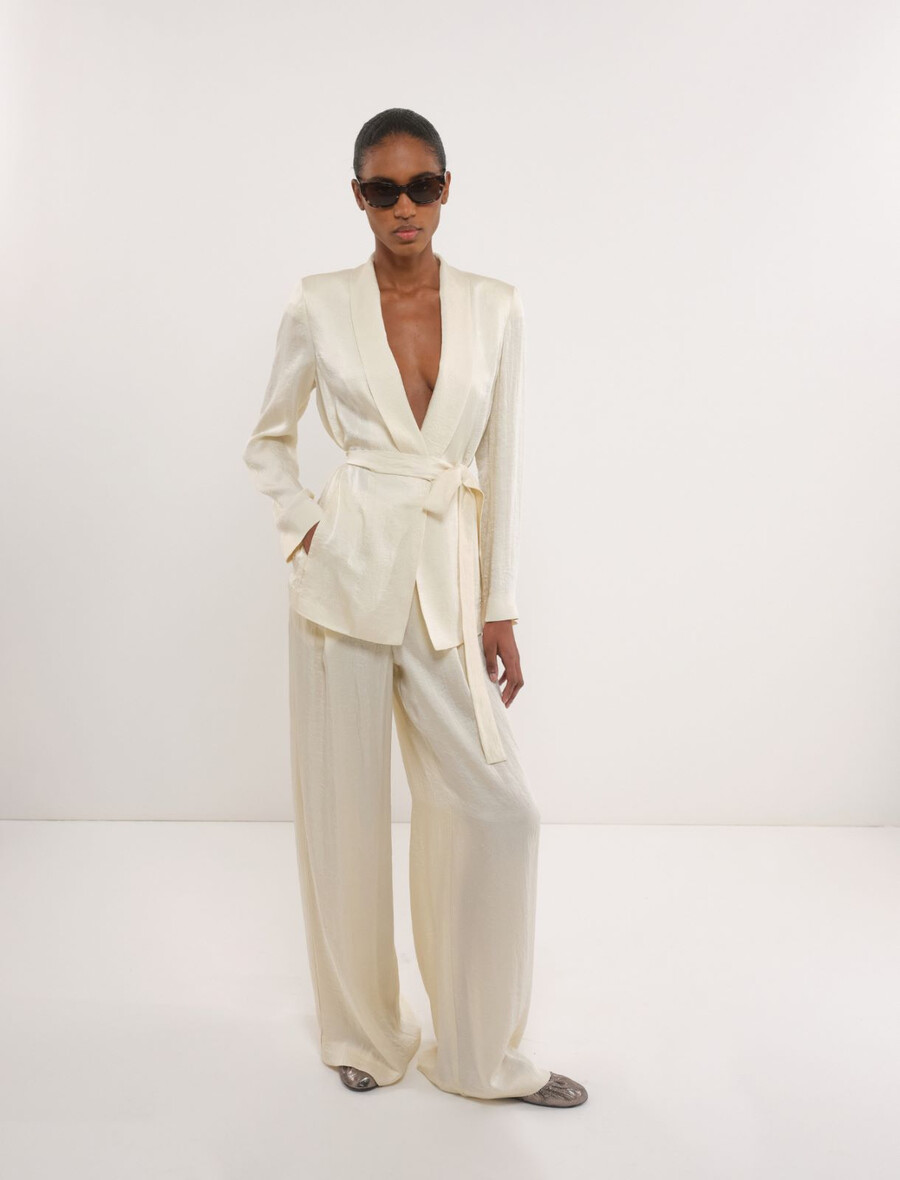 blazer iz dekonstruirane nagubane tkanine - vanilija