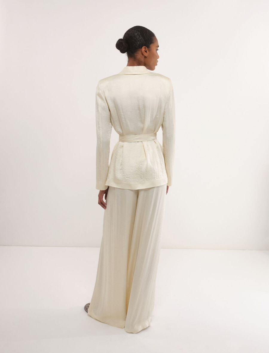 blazer iz dekonstruirane nagubane tkanine - vanilija