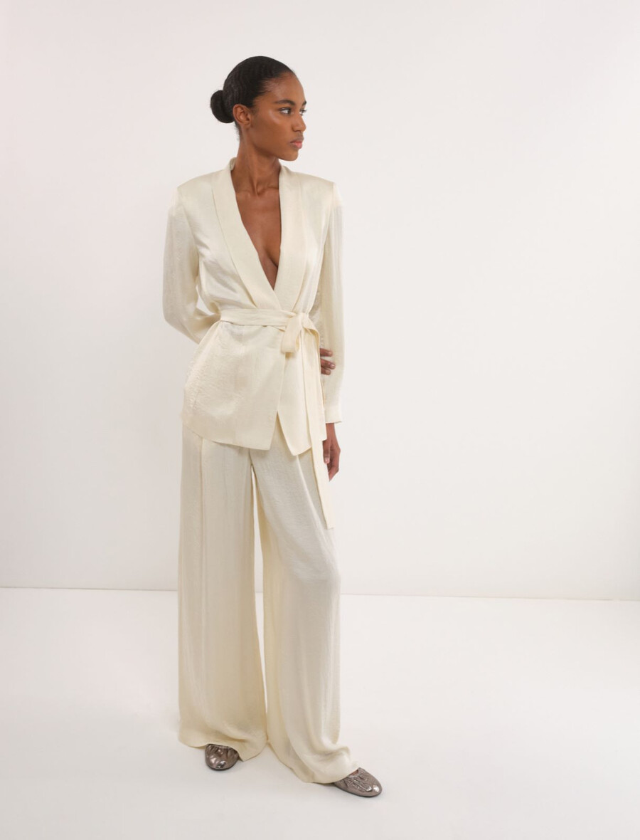 blazer iz dekonstruirane nagubane tkanine - vanilija