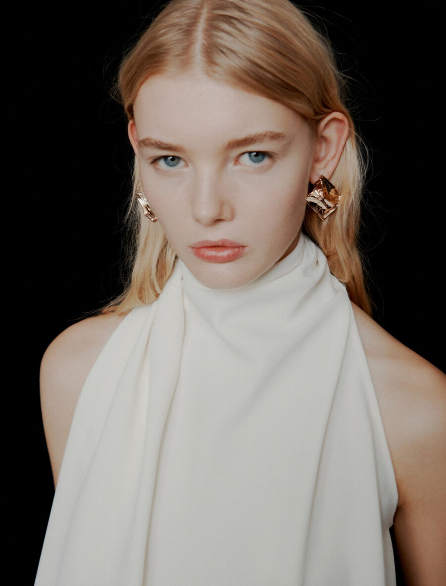 satenasti top z ovratnikom envers - volna bela