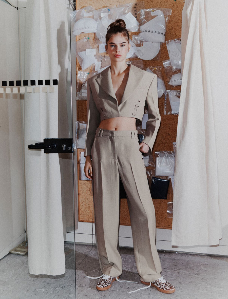 hlače z vezalkami in skoznjim krojem - svetlo siva