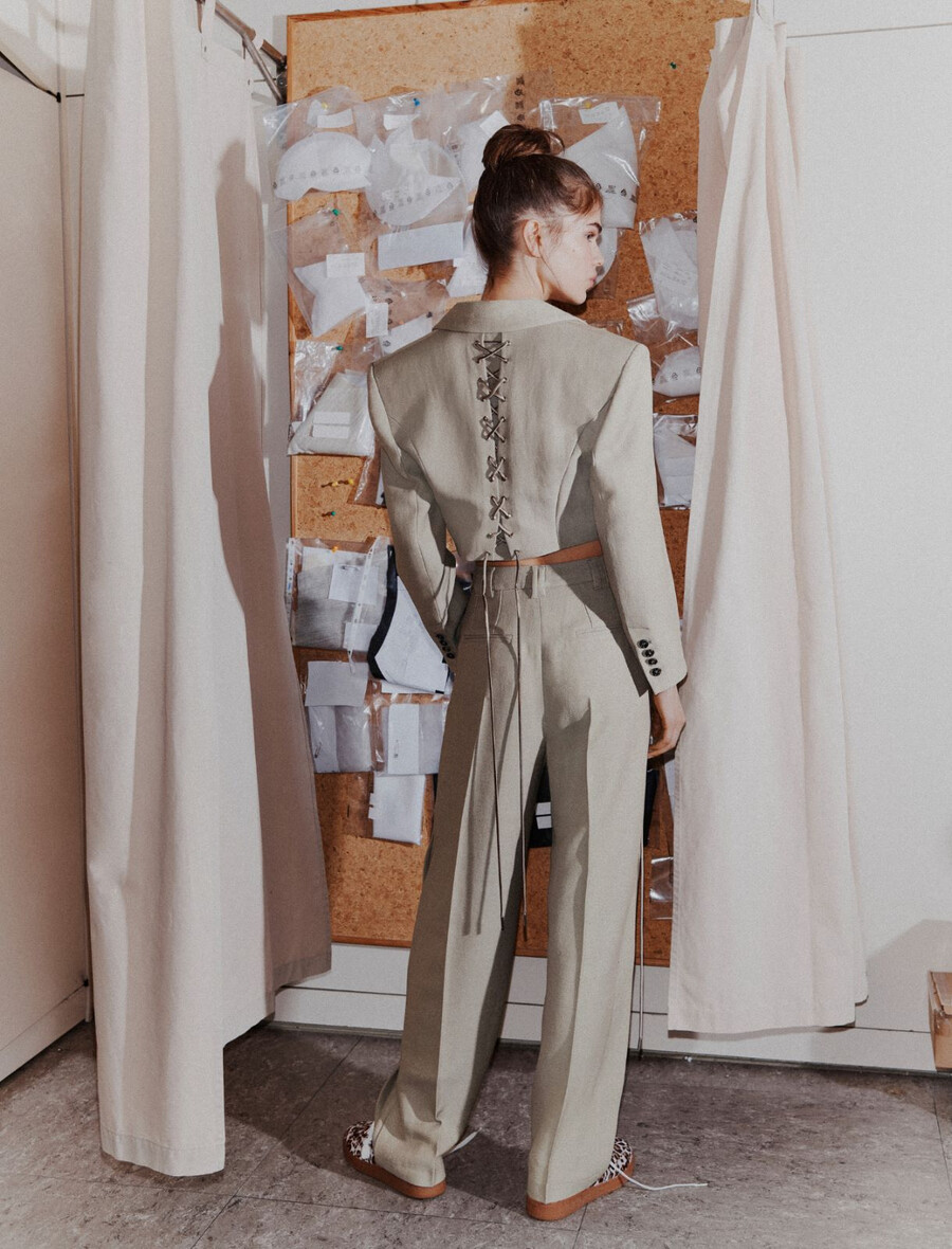 hlače z vezalkami in skoznjim krojem - svetlo siva