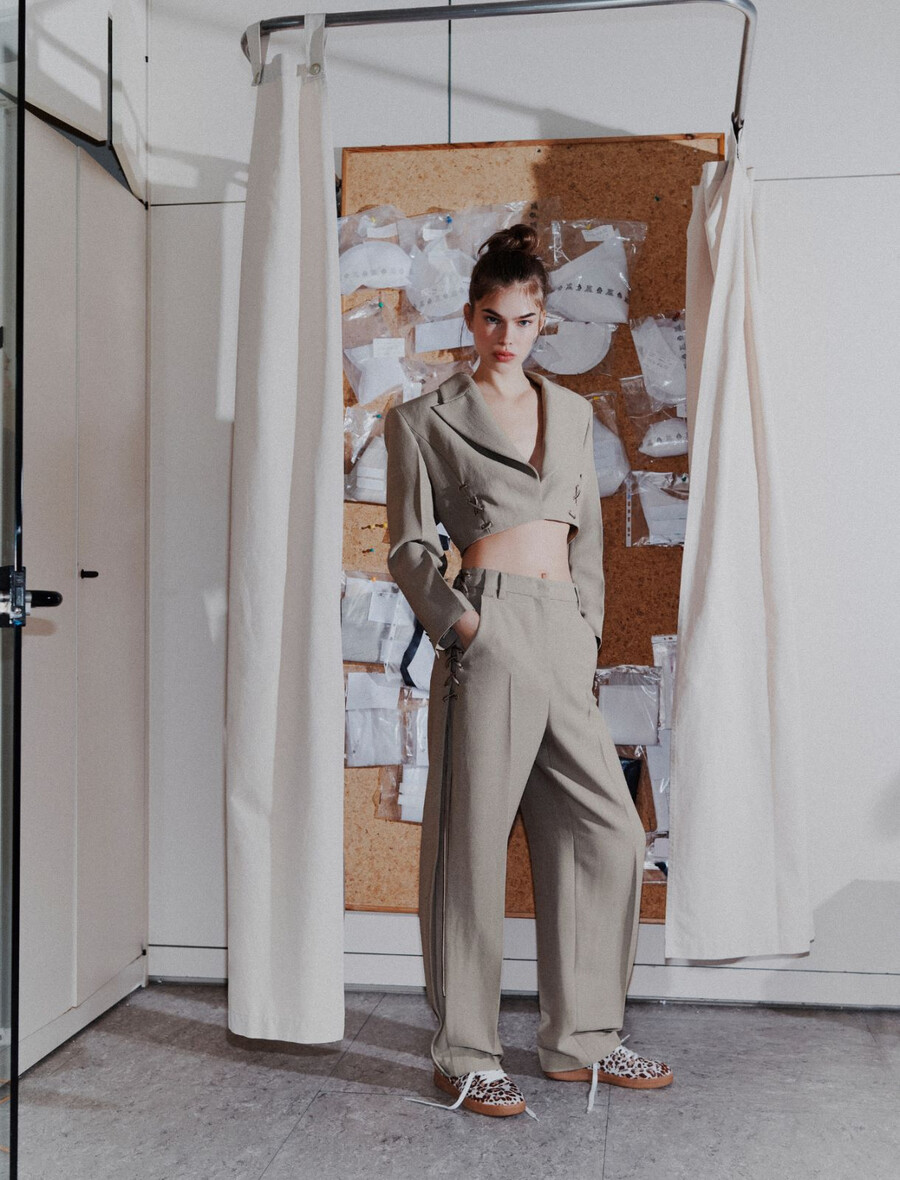 hlače z vezalkami in skoznjim krojem - svetlo siva