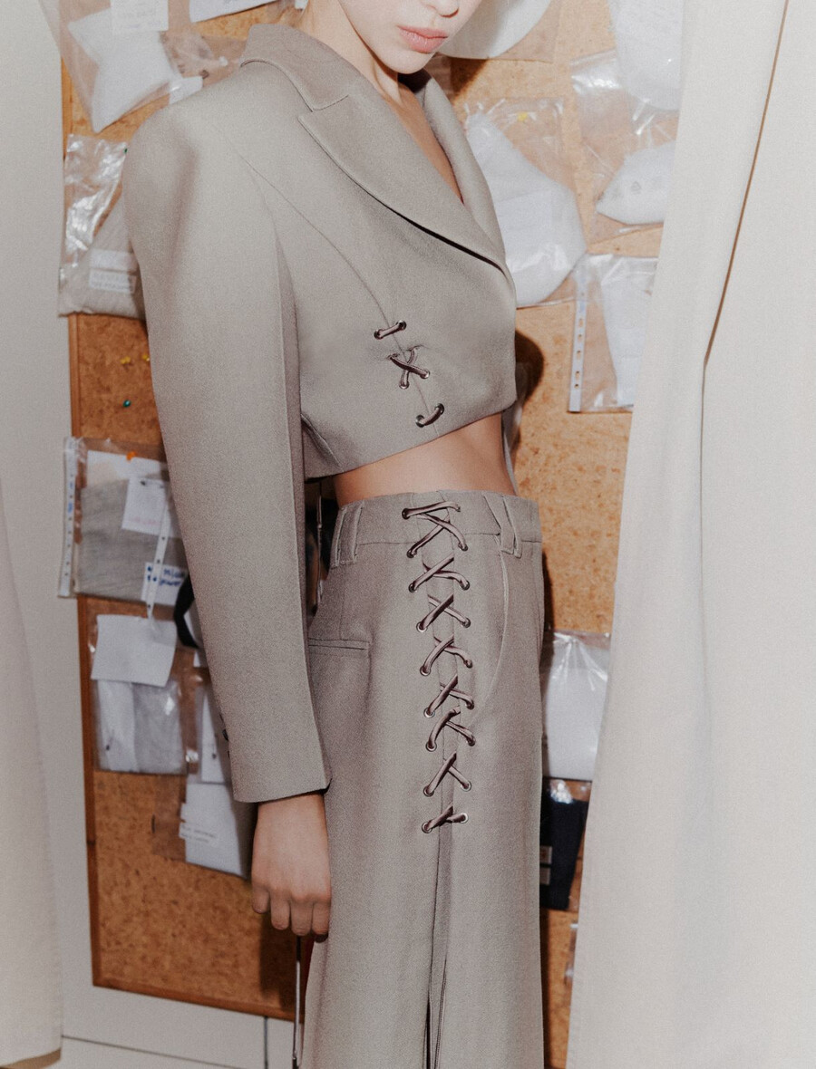 hlače z vezalkami in skoznjim krojem - svetlo siva