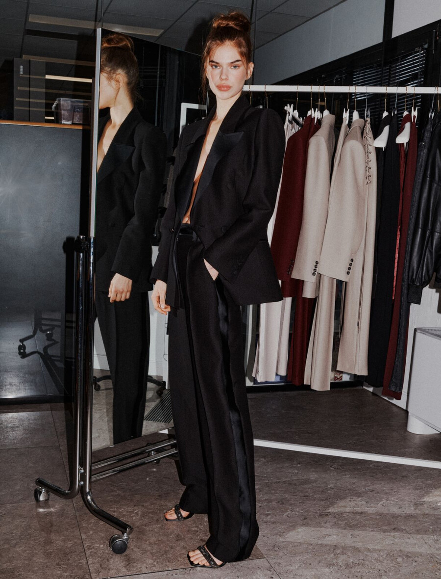 hlače z ozkimi hlačnicami - Črna