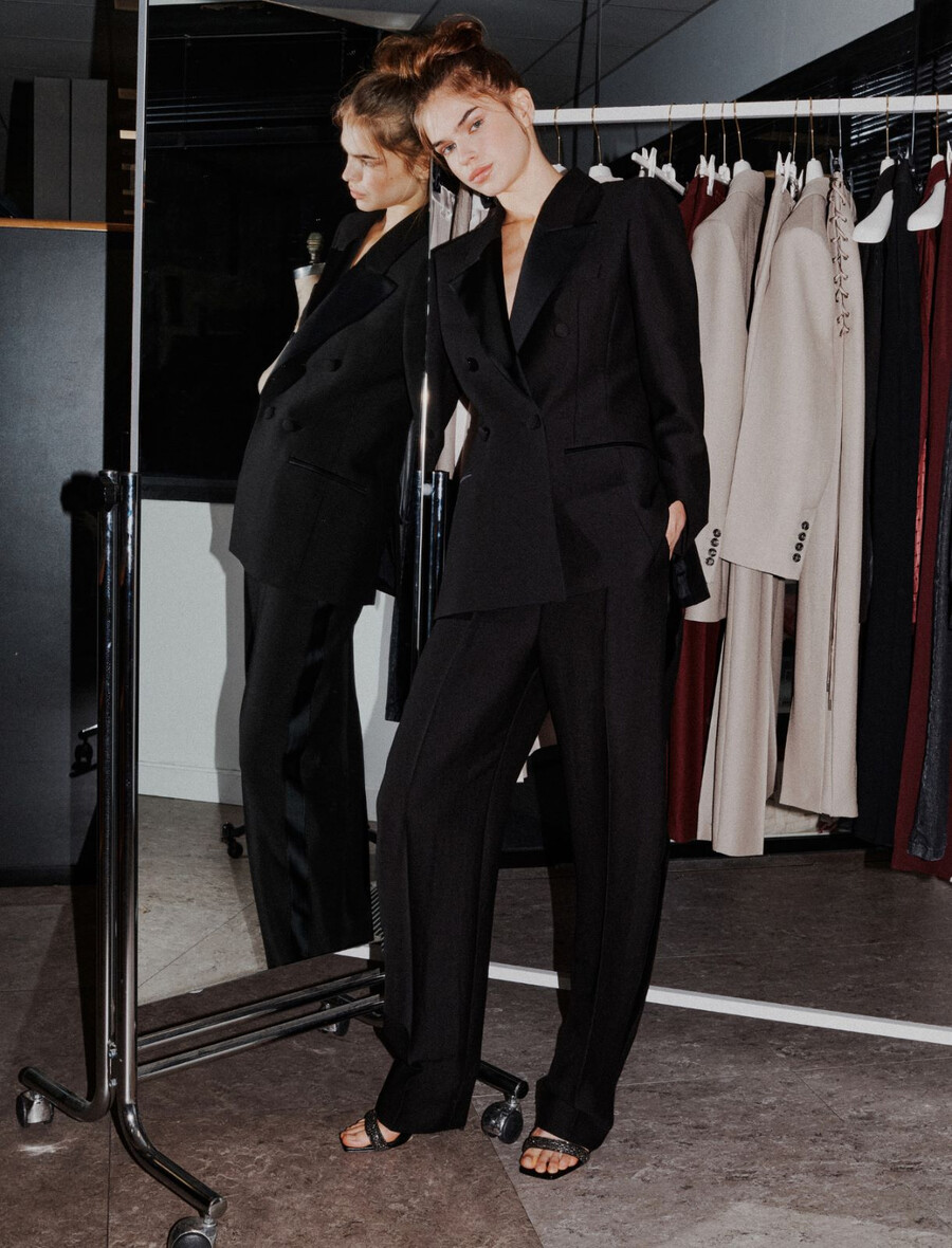 hlače z ozkimi hlačnicami - Črna