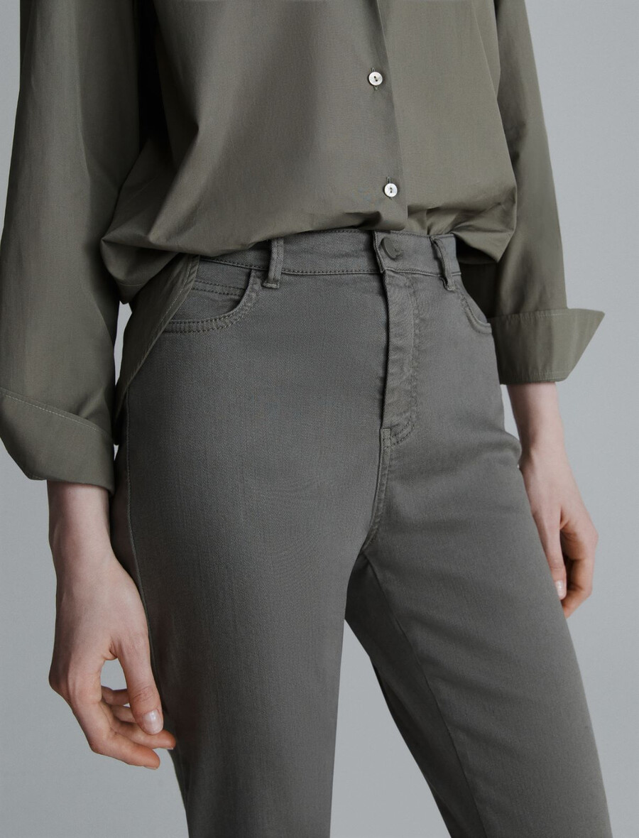 raztegnjene skrajšane kavbojke - olivna