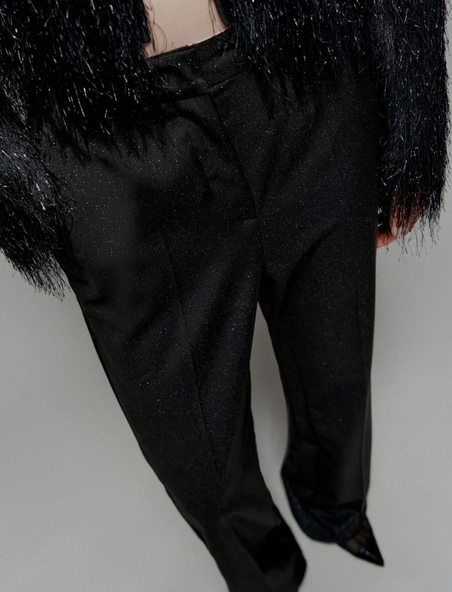 raztegljive hlače iz viskoze z raztegljivim potiskom - Črna